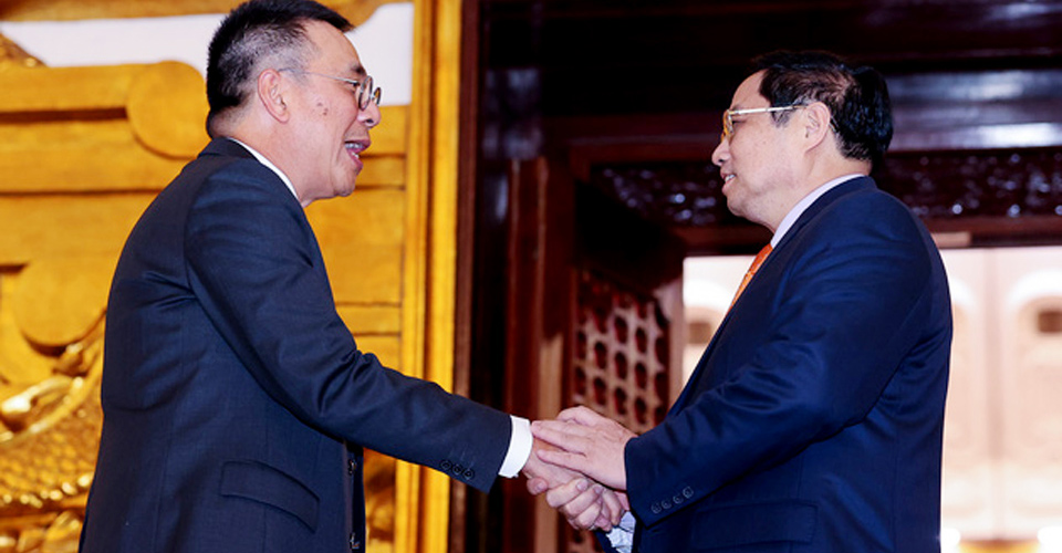 ​Thủ tướng Chính phủ Phạm Minh Chính (phải) tiếp ông Roongrote Rangsiyopash, Chủ tịch, Giám đốc điều hành Tập đoàn SCG (Thái Lan). Ảnh: DNCC [Nhấp chuột và kéo để di chuyển] ​